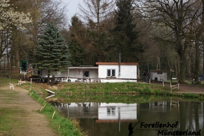 Frontansicht vom Hofladen und Toilette